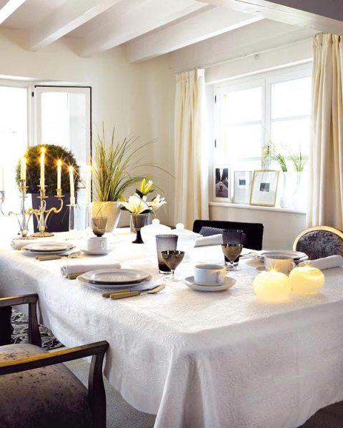 How to Decorate Dining Room Tables