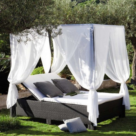 Romantic Outdoor Canopy Beds