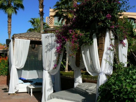 Romantic Outdoor Canopy Beds