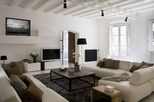 Creative ways to decorate a white-walled living room