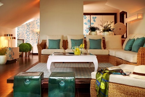 How to balance your living room decoration