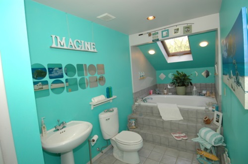 Designing A Tropical Bathroom - Colors, Accessories and Theme