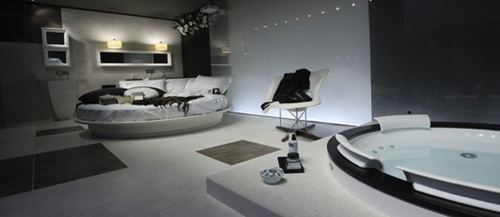 How to Masterly Accentuate a White Interior with Black