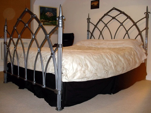 How to Choose a Metal Bed to Create a Stylish Look into Your Bedroom