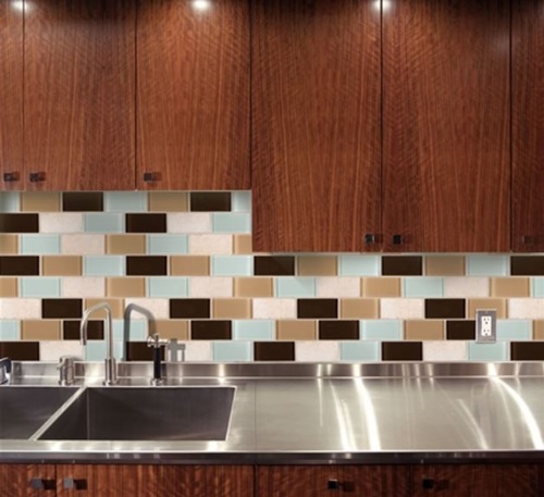 The Powerful Impact of the Glass Backsplash Tiles in your Kitchen