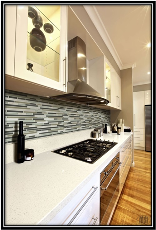 The Powerful Impact of the Glass Backsplash Tiles in your Kitchen