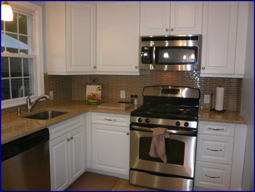 The Powerful Impact of the Glass Backsplash Tiles in your Kitchen