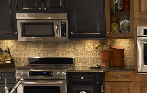 The Powerful Impact of the Glass Backsplash Tiles in your Kitchen