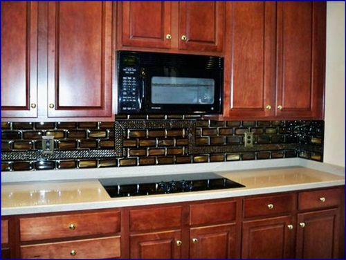 The Powerful Impact of the Glass Backsplash Tiles in your Kitchen