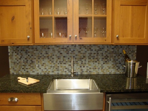 The Powerful Impact of the Glass Backsplash Tiles in your Kitchen