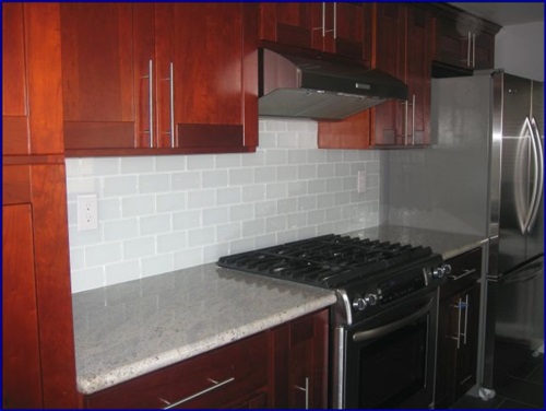 The Powerful Impact of the Glass Backsplash Tiles in your Kitchen