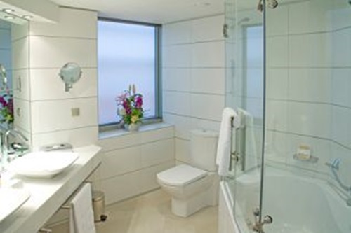 How to Use Framed Art Prints in Decorating your bathroom